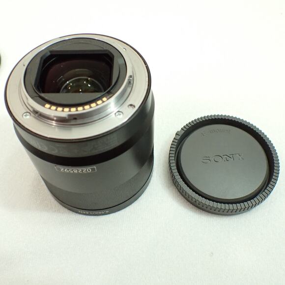 Sony SEL55F18Z Zeiss Sonnar FE 55mm f/1.8 Lens w/Hoya HD2 Filter, Hood, 2 Caps - Picture 8 of 15